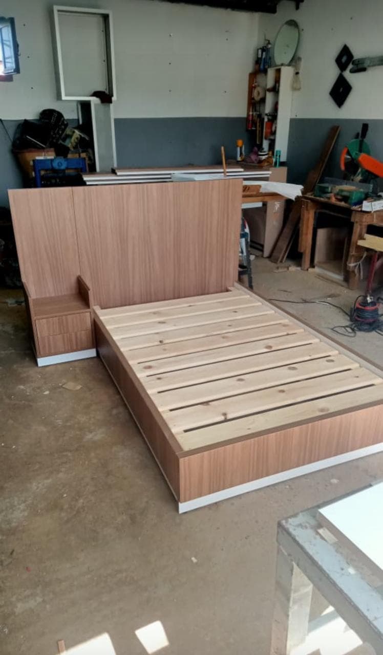 Lit bois en cours de fabrication