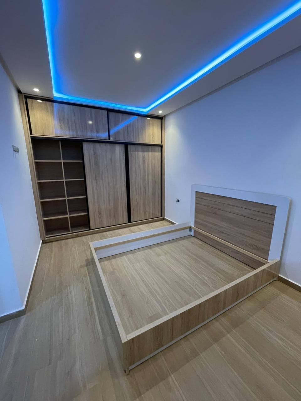 Placard moderne avec finition LED